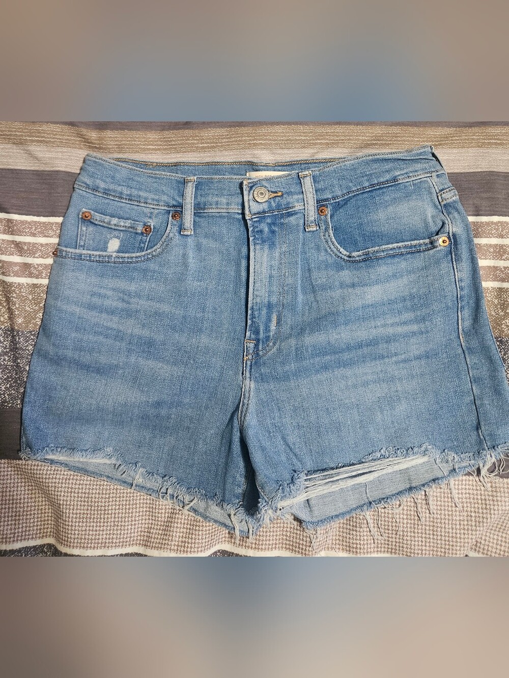 Levis  High Rise Short